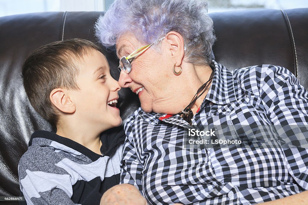 Avó e crianças-nariz - Foto de stock de Adulto royalty-free
