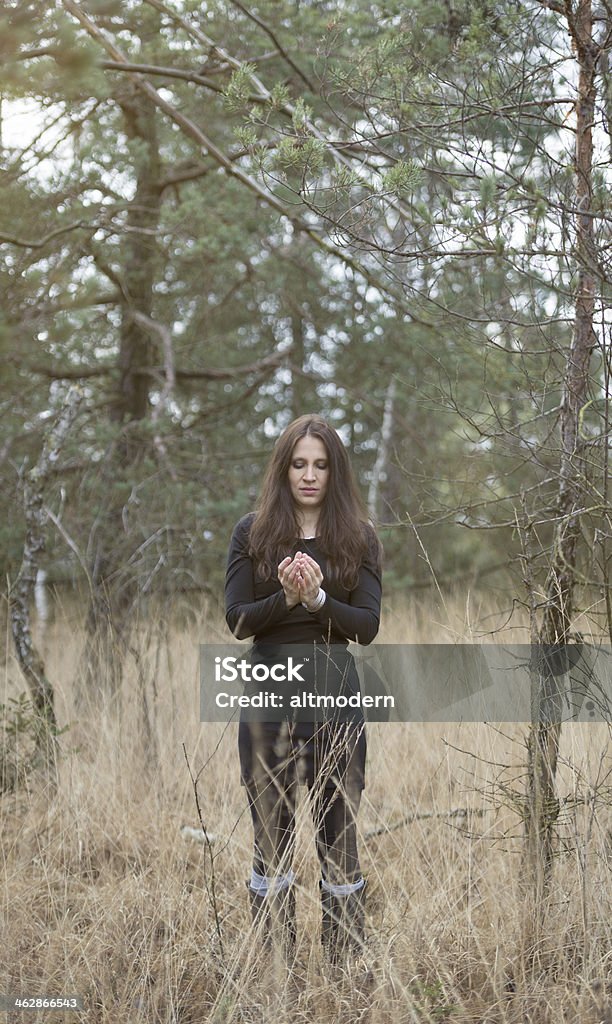 Junge Frauen entspannen Sie sich in der Natur - Lizenzfrei Attraktive Frau Stock-Foto