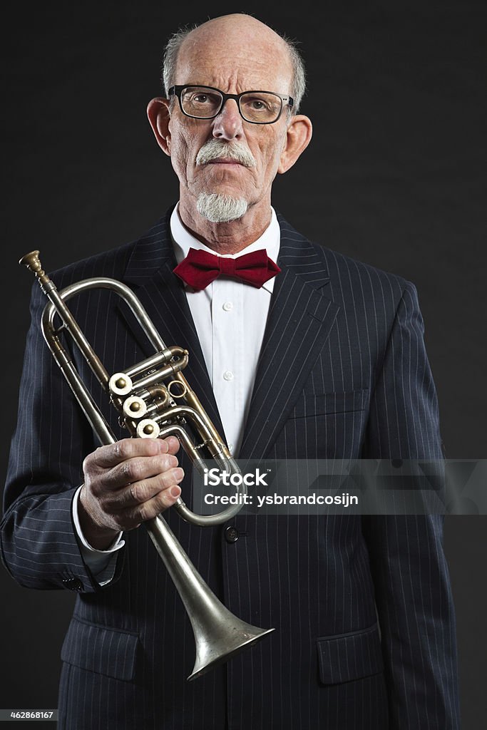 Starszy jazzowy muzyk.  Trumpet player.  Ujęcie studyjne. - Zbiór zdjęć royalty-free (Artysta)
