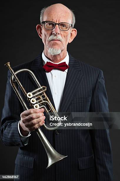 Starszy Jazzowy Muzyk Trumpet Player Ujęcie Studyjne - zdjęcia stockowe i więcej obrazów Artysta