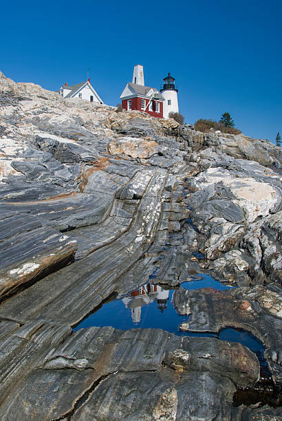 farol de reflexo - maine lighthouse reflection pemaquid point lighthouse - fotografias e filmes do acervo
