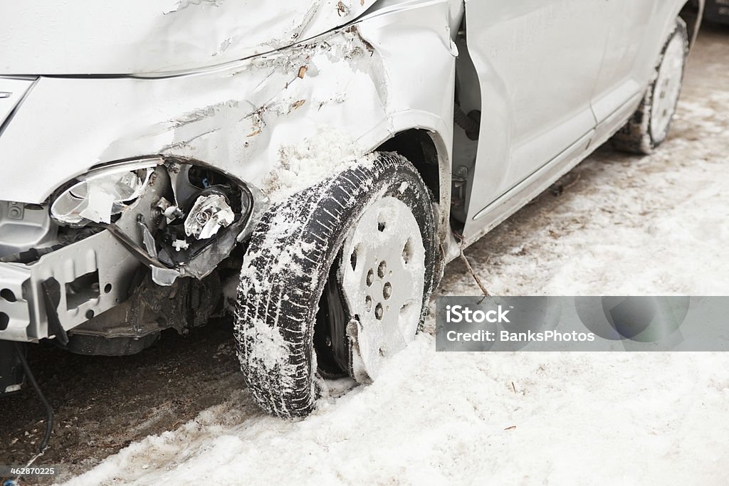 Winter Auto Unfall – Fahrzeug mit beschädigten der Vorderseite - Lizenzfrei Auto Stock-Foto