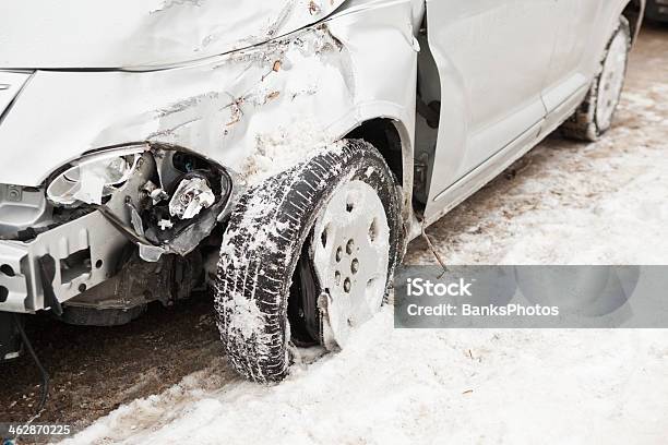 Winter Auto Unfall Fahrzeug Mit Beschädigten Der Vorderseite Stockfoto und mehr Bilder von Auto