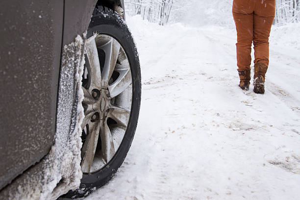 veicolo e zona pedonale sulla strada di inverno - rear view winter blizzard nordic countries foto e immagini stock