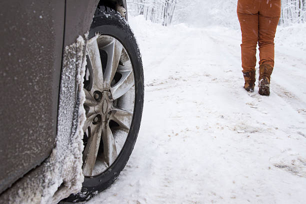 de veículos e pedestres na estrada de inverno - rear view winter blizzard nordic countries - fotografias e filmes do acervo