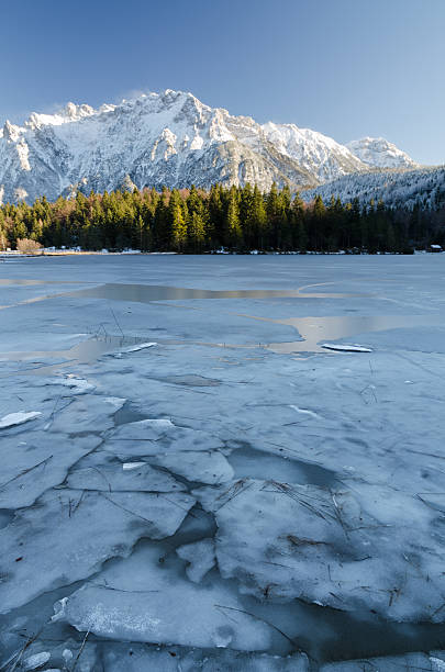 lautersee mittenwald に潜む凍った湖 - lautersee lake ストックフォトと画像