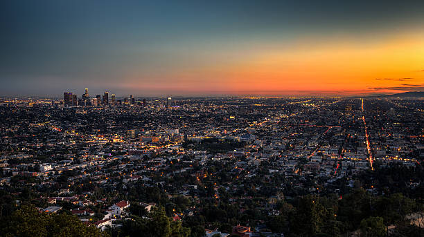 los angeles city al crepuscolo - traffic street city of los angeles los angeles county foto e immagini stock