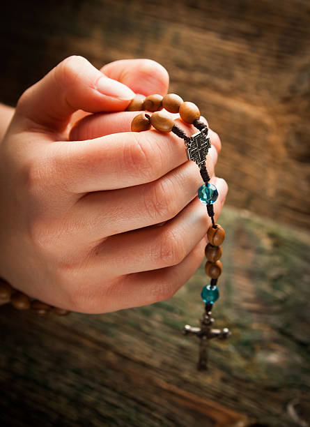 rosary - praying human hand worshipper wood fotografías e imágenes de stock