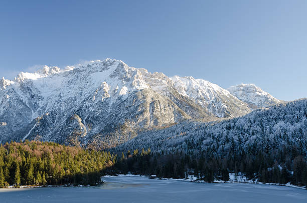 lago ghiacciato lautersee vicino mittenwald - lautersee lake foto e immagini stock