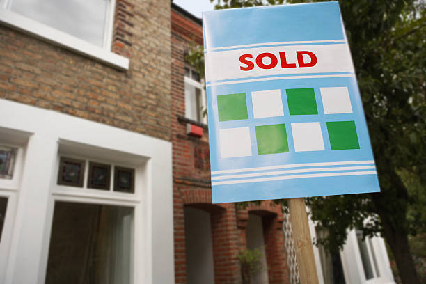 istock Sold Sign In Front Of House 462888409