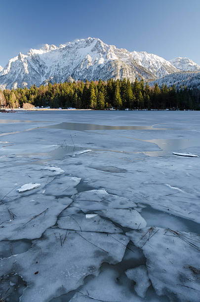 lautersee mittenwald に潜む凍った湖 - lautersee lake ストックフォトと画像