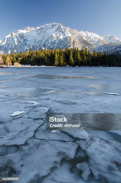 Zamarznięte Jezioro Lautersee W Pobliżu Mittenwald - zdjęcia stockowe i więcej obrazów Alpy - Alpy, Alpy Bawarskie, Bawaria