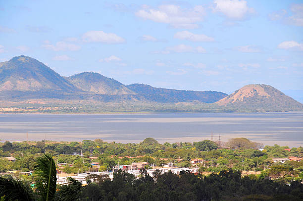 Managua, Nicaragua: view of the Apoyeque volcanic complex mountains, Chiltepe Peninsula - in the foreground downtown managua and lake Managua / Xolotlán waterfront - seen from Loma de Tiscapa - photo by M.Torres