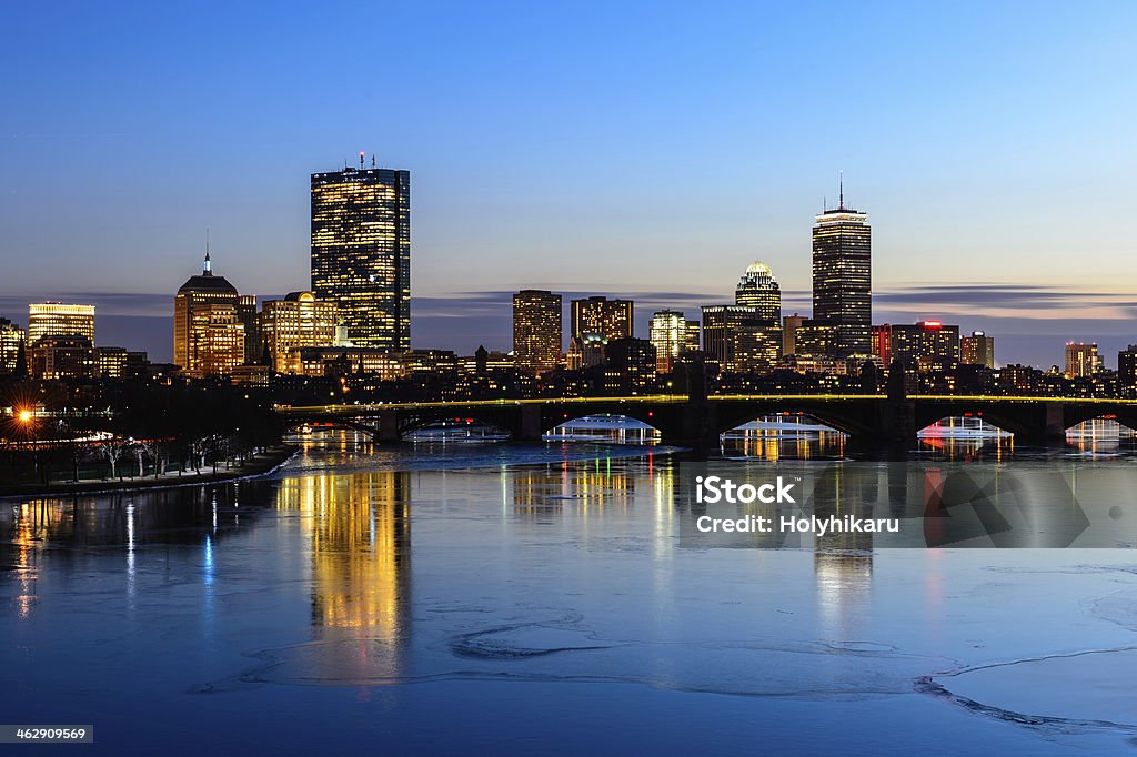 Boston Skyline 2014 w Zmierzch czas w Massachusetts – USA. - Zbiór zdjęć royalty-free (Bez ludzi)