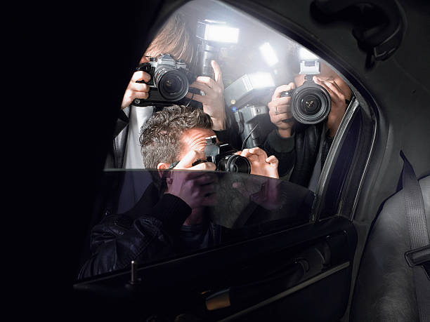 paparazzi schießen durch ein fenster - paparazzo stock-fotos und bilder