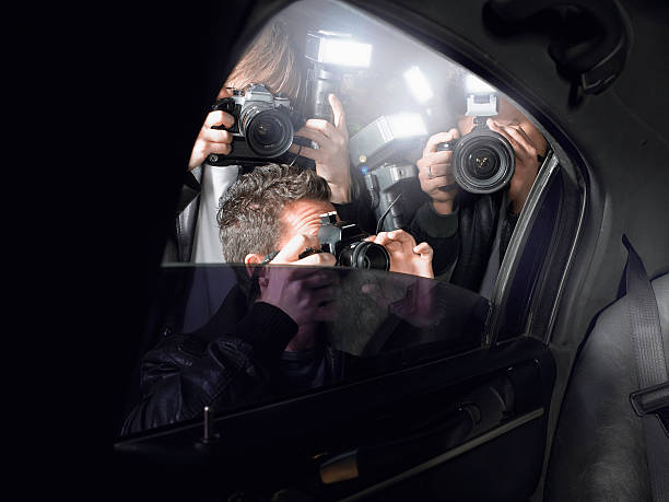 paparazzi tir à travers la fenêtre de la voiture - fame photos et images de collection