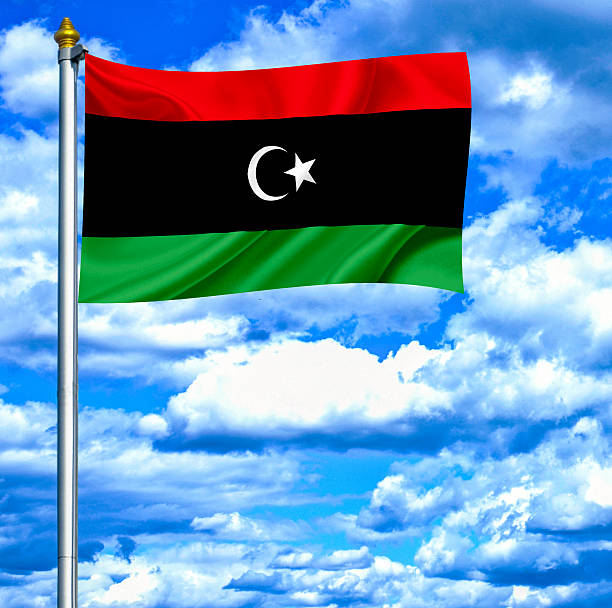 libia wznieśmy sztandar przeciw błękitne niebo - libya flag libyan flag three dimensional shape zdjęcia i obrazy z banku zdjęć