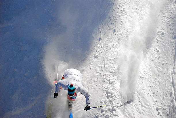 Kobieta Narciarstwo na śniegu – zdjęcie