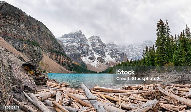 Lago Moraine - Fotografias de stock e mais imagens de Alberta - Alberta, Ao Ar Livre, Canadá