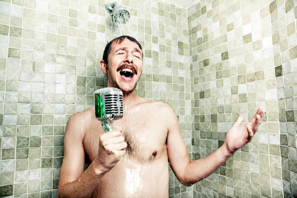hombre canta en la ducha - cantar fotografías e imágenes de stock