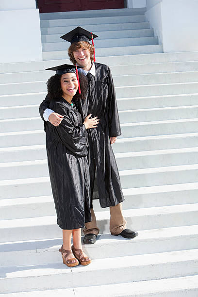 coppia felice laureati - sc0620 foto e immagini stock