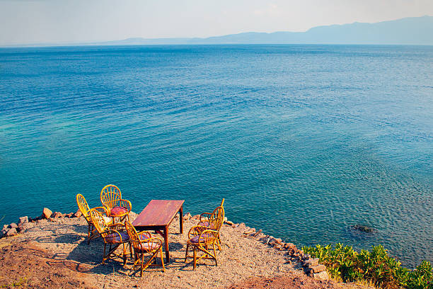 tavolo e sedia in collina - ayvacık foto e immagini stock