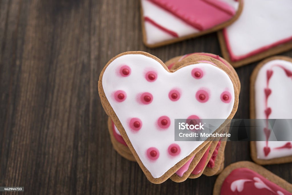 Biscuits au gingembre en forme de coeur sur fond en bois - Photo de Affectueux libre de droits