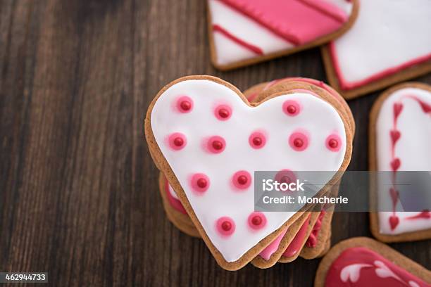 Biscotti A Forma Di Cuore Rosso Su Sfondo In Legno - Fotografie stock e altre immagini di Affettuoso - Affettuoso, Amore, Biscotto secco