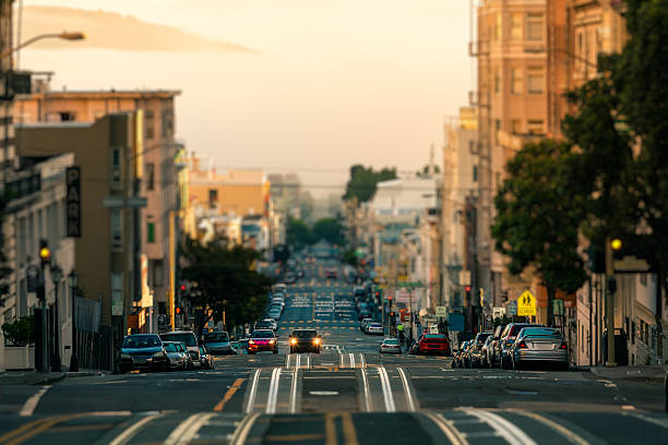 autos auf den straßen von san francisco am morgen, kalifornien - san francisco county sunrise nobody sky stock-fotos und bilder