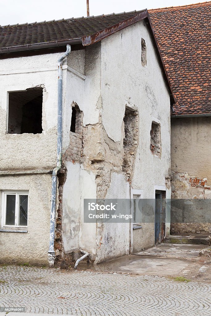 Dañado house - Foto de stock de Abandonado libre de derechos