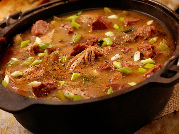 pollo y salchichas gumbo - creole food food studio shot nobody fotografías e imágenes de stock