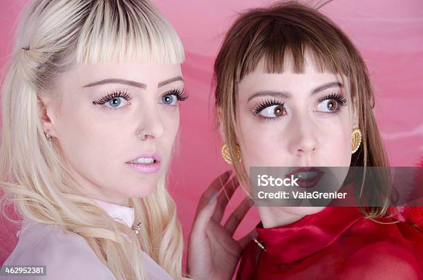 Foto de Duas Mulheres Jovens Com Medo Olhando Para Quem Está À Direita e mais fotos de stock de 20 Anos