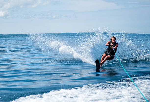 adolescente sci d'acqua in una giornata limpida - water ski foto e immagini stock