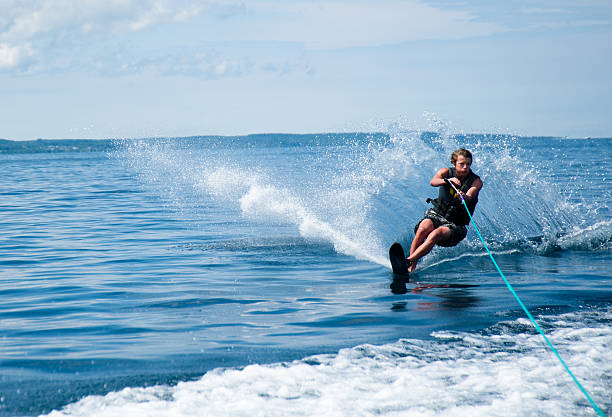 10 代の水上スキーを楽しめる - water ski ストックフォトと画像