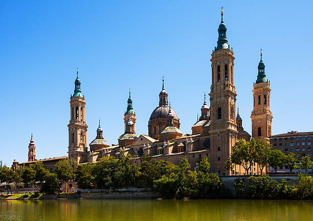 istock Summer view of Cathedral in Zaragoza from Ebro 462953401