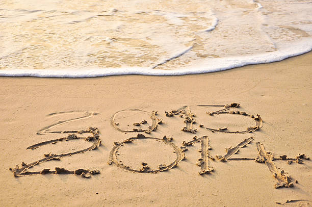 istock Year 2014 and 2013 washed away by the wave 462960131