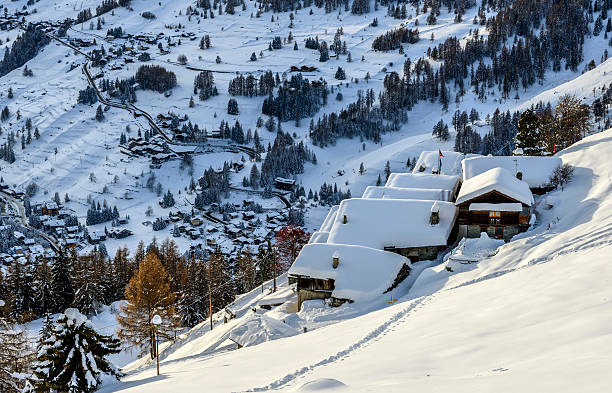 aldeia de crista, ayas vale (a norte de itália) - vale nevado imagens e fotografias de stock