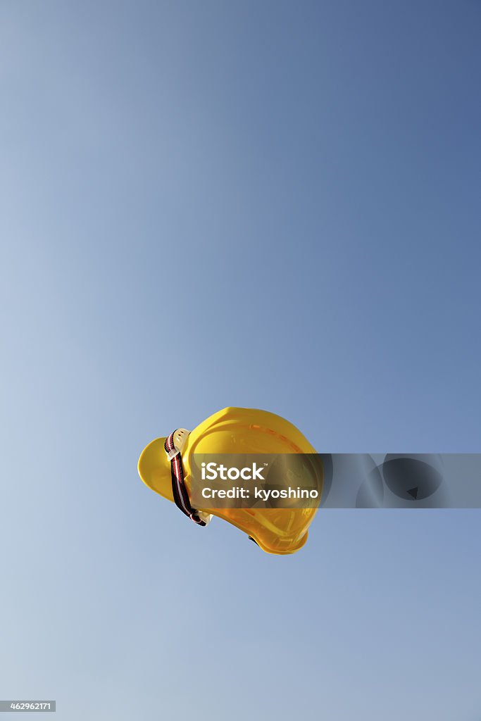 黄色工事用��ヘルメットは時間 Air - カラー画像のロイヤリティフリーストックフォト