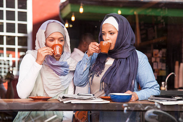 femme musulmane en prenant un verre de leur du thé chaud. - muslim cap photos et images de collection