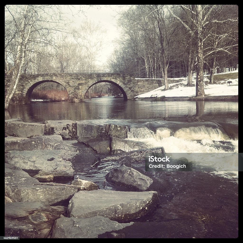 Winter Stream fließt unter Die Stone Arch Bridge - Lizenzfrei Alt Stock-Foto