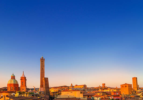 болонья sunrise - torre degli asinelli стоковые фото и изображения