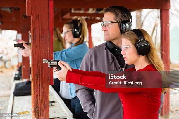 Practicar En El Campo De Tiro Foto de stock y más banco de imágenes de Armamento - Armamento, Maestro, 30-39 años