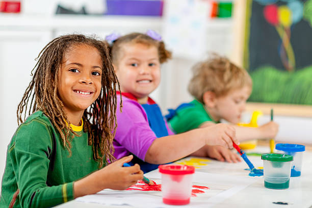 istock Kids painting for fun 462973847