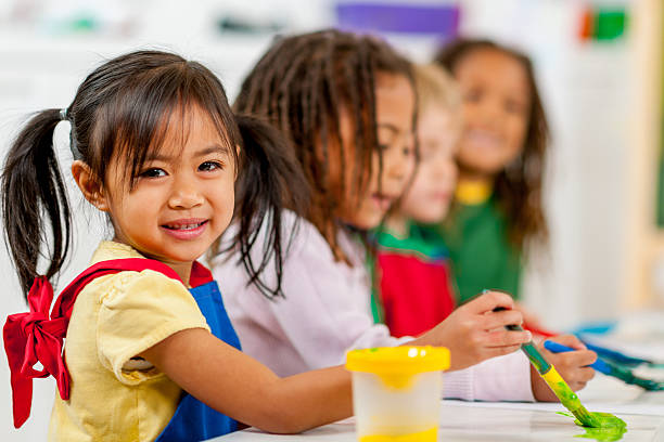 istock Kids painting for fun 462973859