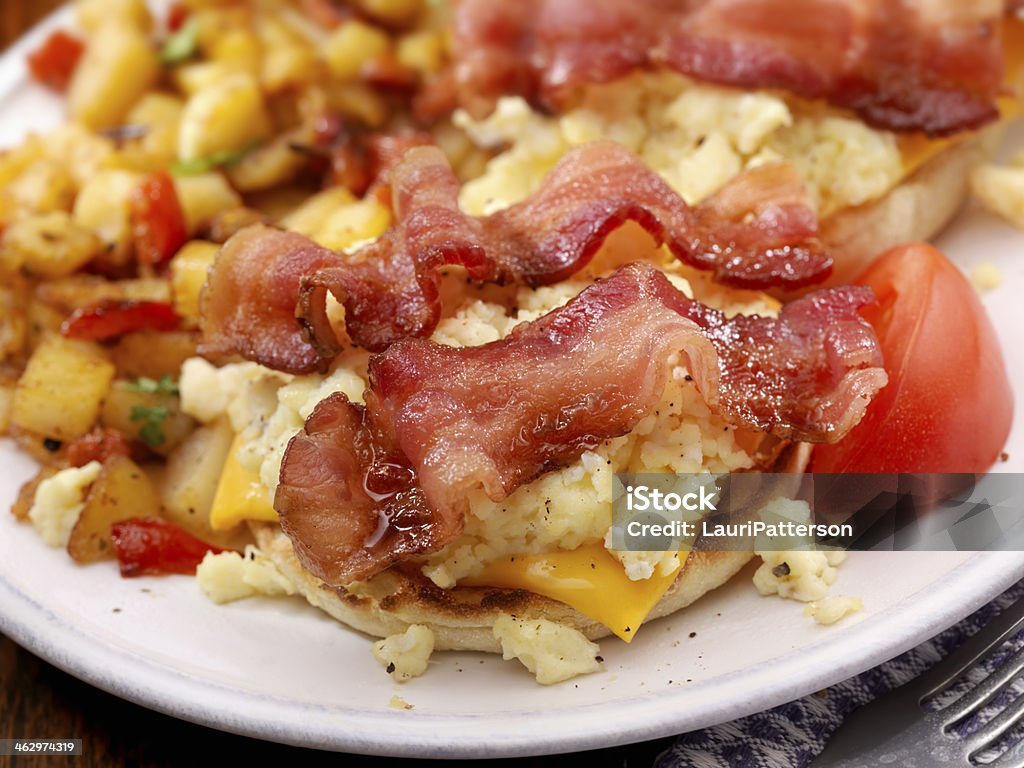 ベーコンと卵の朝食のサンドイッチ - アメリカ文化のロイヤリティフリーストックフォト