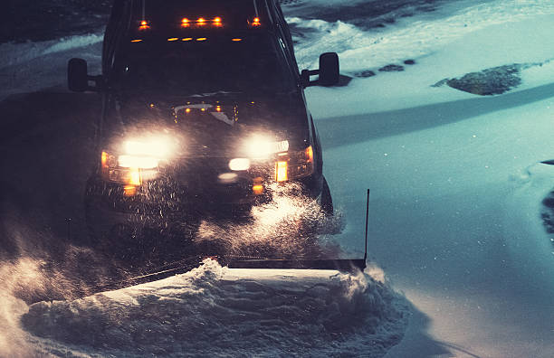 compensación de la nieve - snowplow snow parking lot truck fotografías e imágenes de stock