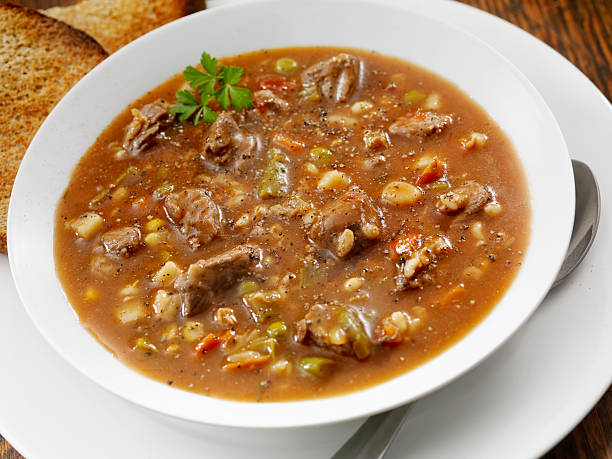 la carne de res y sopa de cebada - vegetable barley soup fotografías e imágenes de stock