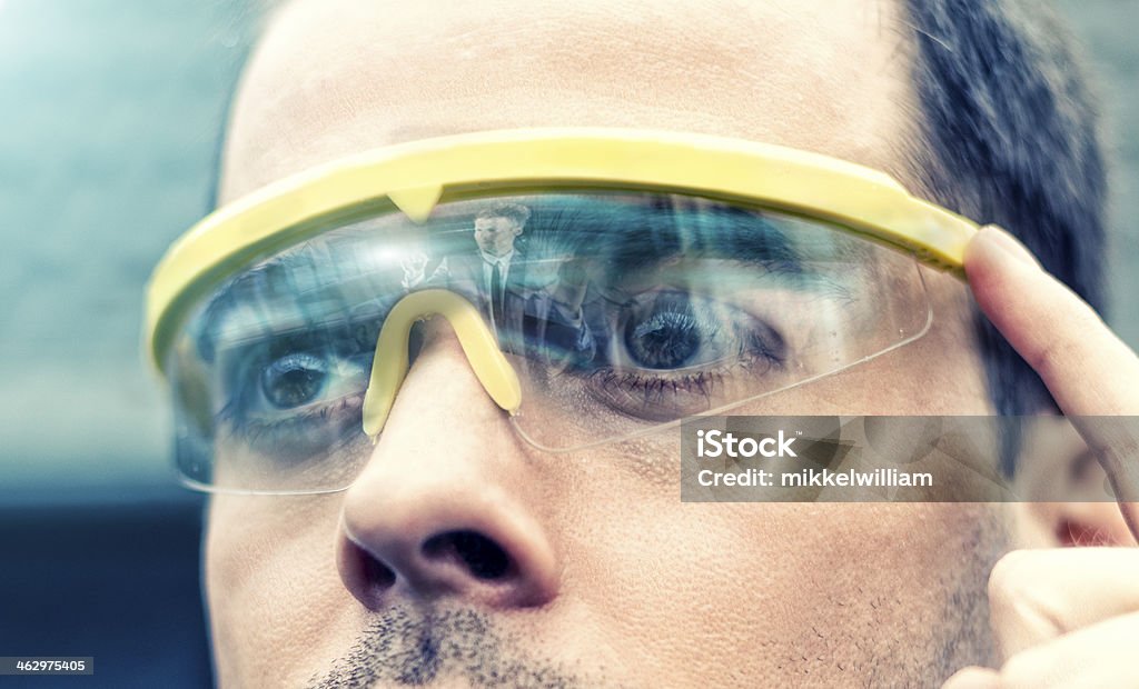 Mann trägt ein paar futuristisch smart Brille - Lizenzfrei Datenbrille Stock-Foto