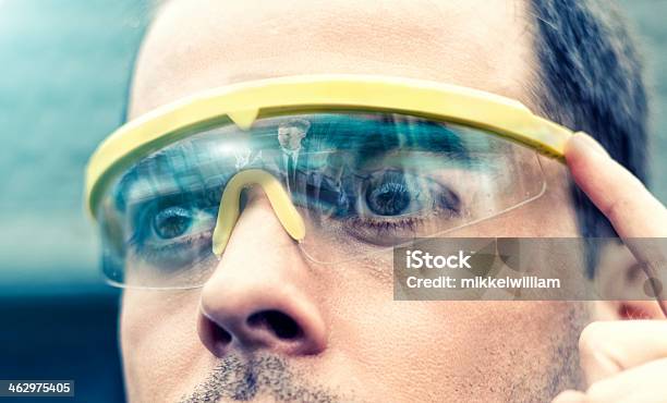 Mann Trägt Ein Paar Futuristisch Smart Brille Stockfoto und mehr Bilder von Datenbrille - Datenbrille, Accessoires, Auge