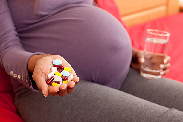 tabletten schlucken während der schwangerschaft. - medicine human pregnancy addiction prescription medicine stock-fotos und bilder